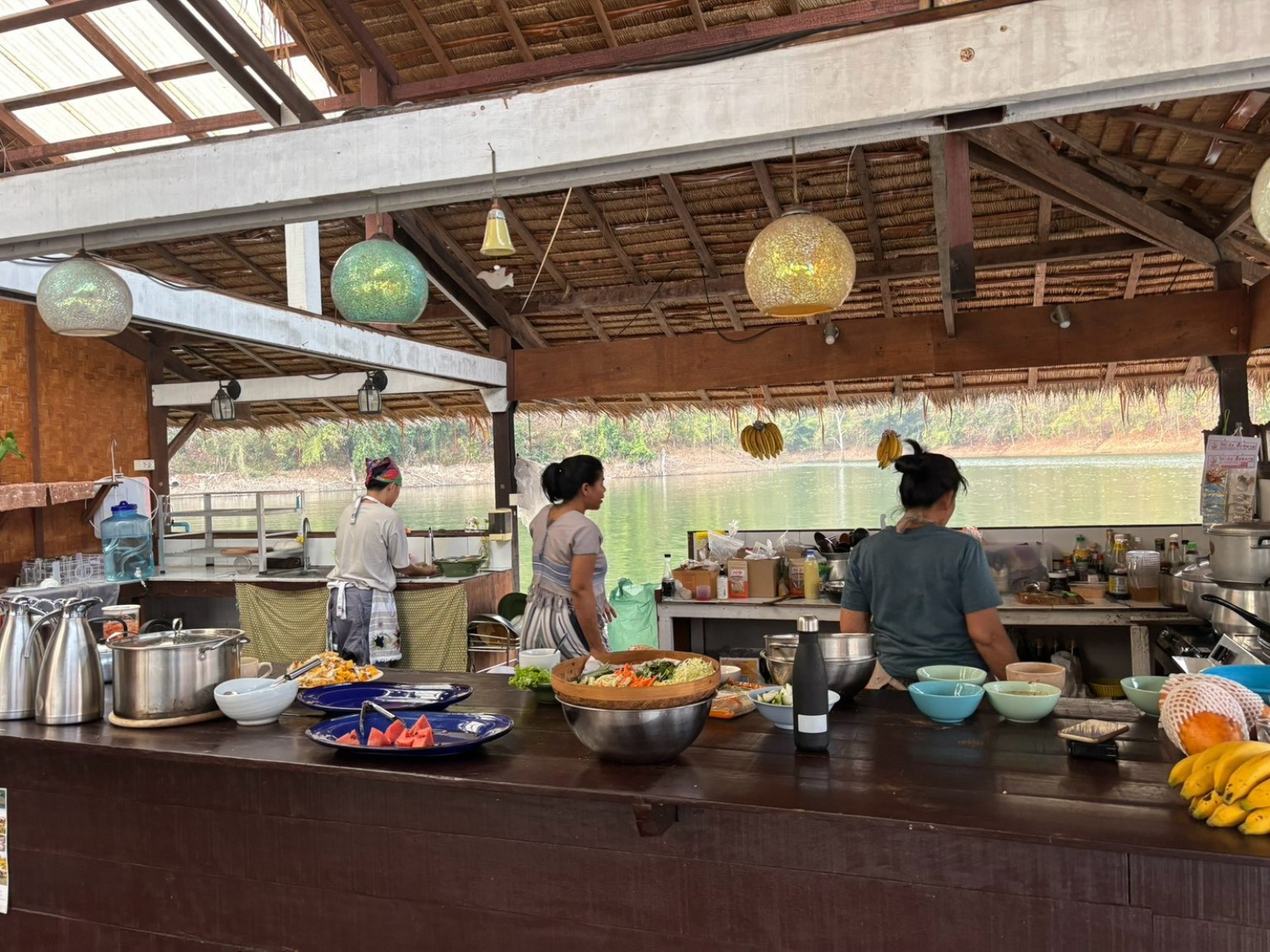 台所で協力して食事をつくる様子
